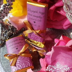 Csokoládé köszönőajándék lila domborított mintás díszpapírral arany szalaggal 8x4 cm - esküvő - emlék & ajándék - köszönőajándék - Meska.hu