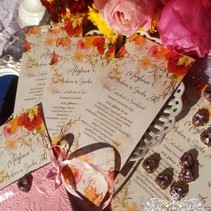 Virágos esküvői meghívó szív kristály medállal és táncoló jegyespárral - esküvő - meghívó & kártya - meghívó - Meska.hu