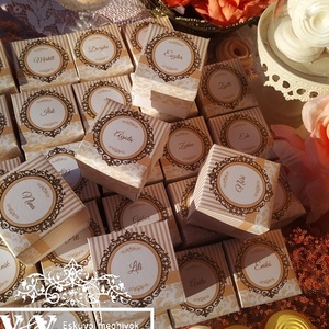 Esküvői köszönetajándék dobozka csokigolyóval barokk vagy western esküvőre - Meska.hu