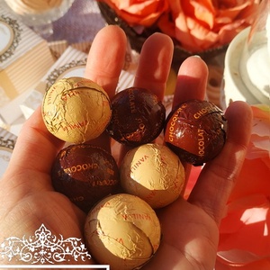 Bridgerton stílusú esküvői köszönetajándék dobozka csokigolyóval regency, barokk vagy western esküvőre - esküvő - emlék & ajándék - köszönőajándék - Meska.hu