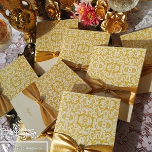 Esküvői meghívó arany színű mintával gyöngyös díszítéssel program tervezettel romantikus, Bridgerton stílusú esküvőre is - Meska.hu