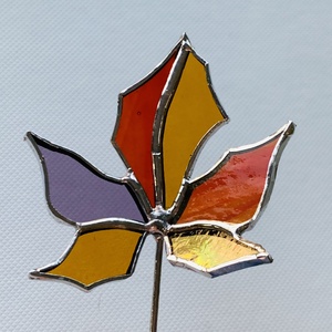 Őszi levélke - A levél színes üvegből készült, 22 cm szárral ( 1 db ) - Tiffany - otthon & életmód - dekoráció - asztal és polc dekoráció - díszüveg - Meska.hu
