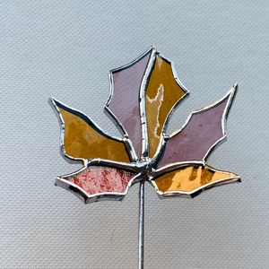 Őszi levélke - A levél színes üvegből készült, 22 cm szárral ( 1 db ) - Tiffany - otthon & életmód - dekoráció - asztal és polc dekoráció - díszüveg - Meska.hu