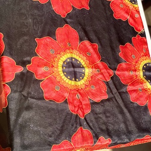 Fekete piros virágos mintás kézzel festett  selyemkendő sál - ruha & divat - sál, sapka, kendő - kendő - Meska.hu