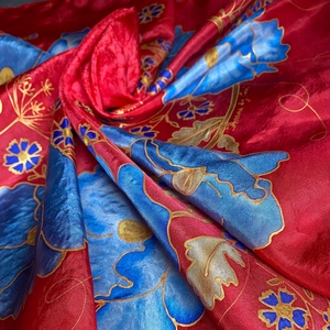 Tűzpiros kézzel festett selyemkendő sál kék virágokkal - Meska.hu