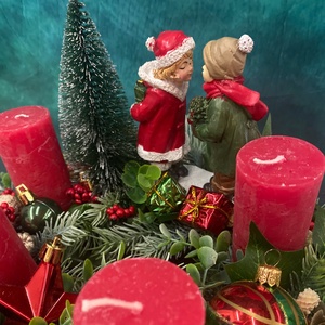 Ajándékozó pár gyerekek Adventi koszorú asztaldísz  - karácsony - adventi díszek - adventi koszorú - Meska.hu