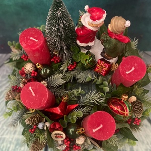 Ajándékozó pár gyerekek Adventi koszorú asztaldísz  - karácsony - adventi díszek - adventi koszorú - Meska.hu
