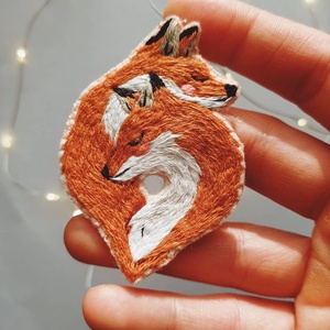 Szerelmes Rókák kézzel hímzett kitűző / Róka bross / Hímzett róka / Valentin napi róka pár , Ékszer, Kitűző és Bross, Kitűző, Hímzés, Meska