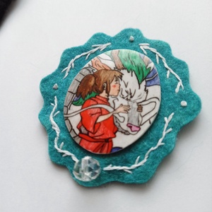 Chihiro és Haku rajzolt bross hímzett gyapjúfilc keretben / Spirited Away ékszer / Chihiro szellemországban kitűző  - Meska.hu