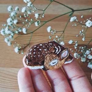 Őzike kézzel hímzett bross / Őz pin / Állatos kitűző / Erdei bross / Hímzett szundikáló őz pin, Ékszer, Kitűző és Bross, Kitűző, Hímzés, Ékszerkészítés, Meska