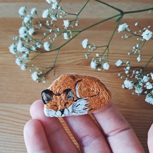Róka kézzel hímzett bross / Rókás pin / Állatos kitűző / Erdei bross / Hímzett szundikáló róka pin - ékszer - kitűző és bross - kitűző - Meska.hu