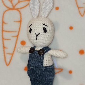 Horgolt fehér nyuszi kantáros farmernadrágban - játék & sport - plüssállat & játékfigura - nyuszi - Meska.hu