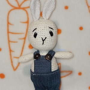 Horgolt fehér nyuszi kantáros farmernadrágban - Meska.hu