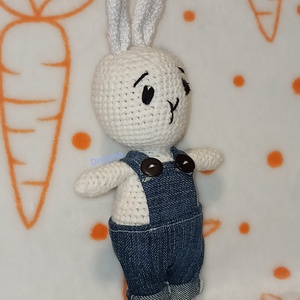 Horgolt fehér nyuszi kantáros farmernadrágban - játék & sport - plüssállat & játékfigura - nyuszi - Meska.hu