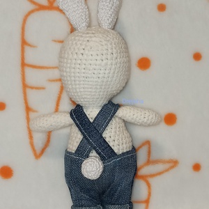 Horgolt fehér nyuszi kantáros farmernadrágban - játék & sport - plüssállat & játékfigura - nyuszi - Meska.hu