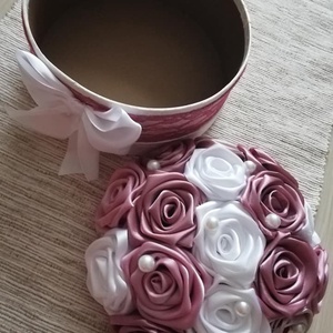 Anyák napjára selyemvirágbox  mályva ,fehér rózsákkal - esküvő - emlék & ajándék - szülőköszöntő ajándék - Meska.hu