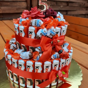 Kinder csoki torta születésnapra! - esküvő - dekoráció - asztaldísz - Meska.hu