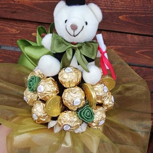 Rocher csokor diplomasapis macival,zöld színű organzával - Meska.hu