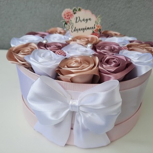Anyák napi virágdoboz ,mályva,fehér,beige színű 21cm átmérőjű  - esküvő - emlék & ajándék - szülőköszöntő ajándék - Meska.hu