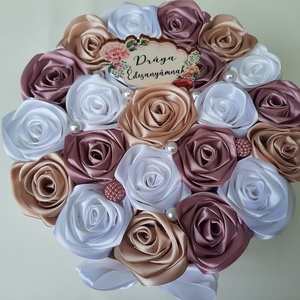 Anyák napi virágdoboz ,mályva,fehér,beige színű 21cm átmérőjű  - esküvő - emlék & ajándék - szülőköszöntő ajándék - Meska.hu