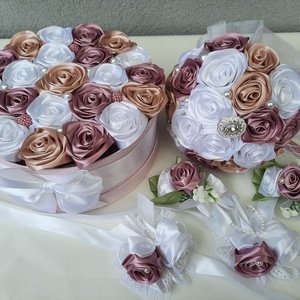 Esküvőiszett :mályva, rose gold,fehér  örökcsokor 1db,szülőköszöntő virágdoboz 20cm 1db,csuklódísz 2db,kitűző 2db, Esküvő, Menyasszonyi- és dobócsokor, Virágkötés, Mindenmás, Meska