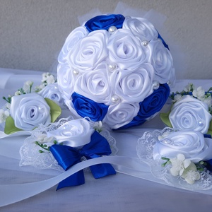 Esküvői szett:Menyasszonyi csokor királykék-fehér színű,3db kitűző, 2db csuklódísz - esküvő - menyasszonyi- és dobócsokor - Meska.hu