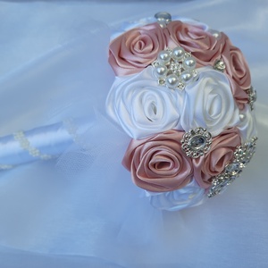 Exkluziv púder rózsaszín-fehér színű örökcsokor kristálystrasszokkal - esküvő - menyasszonyi- és dobócsokor - Meska.hu