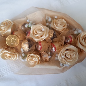 Rocher,Mozart golyó csokor,kézi készítésű szaténrózsákkal elegáns ,egyedi,különleges - otthon & életmód - dekoráció - virágdísz és tartó - csokor & virágdísz - Meska.hu