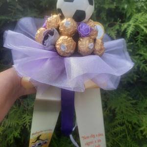 Ferrero Rocher csokicsokor fiúnak focilabdával,lila színű - otthon & életmód - dekoráció - virágdísz és tartó - csokor & virágdísz - Meska.hu
