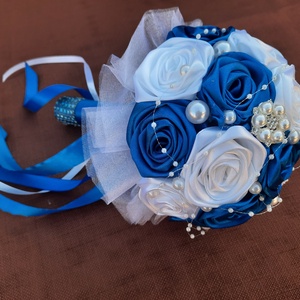 Esküvői szett:Menyasszonyi örökcsokor kék fehér színű,2db kitűző, 1db csuklódísz,1db dobócsokor  - esküvő - menyasszonyi- és dobócsokor - Meska.hu