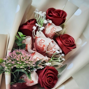 Raffaello csokor szaténrózsával - Meska.hu