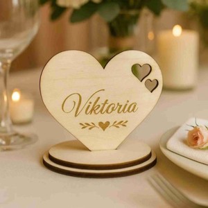 Szív alakú fa névtábla � gravírozott ültetőkártya esküvőhöz - Meska.hu