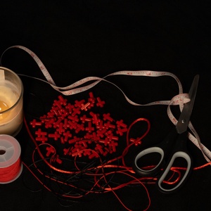 Minimalista fekete fonál karkötő piros kereszttel � Állítható csúszócsomós ékszer - ékszer - karkötő - gyöngyös karkötő - Meska.hu