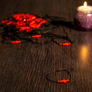 Minimalista fekete fonál karkötő piros kereszttel � Állítható csúszócsomós ékszer - Meska.hu