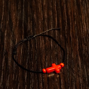 Minimalista fekete fonál karkötő piros kereszttel � Állítható csúszócsomós ékszer - ékszer - karkötő - gyöngyös karkötő - Meska.hu