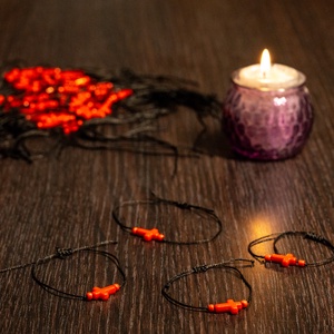 Minimalista fekete fonál karkötő piros kereszttel � Állítható csúszócsomós ékszer - ékszer - karkötő - gyöngyös karkötő - Meska.hu