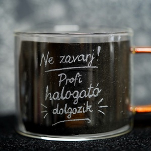 Ne zavarj! Profi halogató dolgozik � vicces gravírozott üvegbögre - Meska.hu