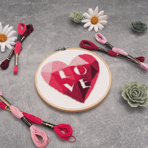 Geometriai szív Love felirattal mintás falidísz hímzőkészlet, fonallal, punch needle, 15,2 cm , DIY (Csináld magad), Egységcsomag, Hímzés, Meska