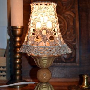 Csipkefény újrahasznosított lámpa horgolt búrával - otthon & lakás - lámpa - asztali lámpa - Meska.hu