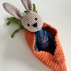 Horgolt nyuszi répa hálózsákban - Meska.hu