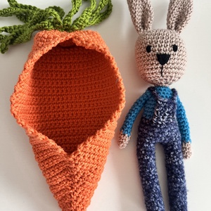 Horgolt nyuszi répa hálózsákban - játék & sport - plüssállat & játékfigura - nyuszi - Meska.hu