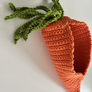 Horgolt nyuszi répa hálózsákban - játék & sport - plüssállat & játékfigura - nyuszi - Meska.hu