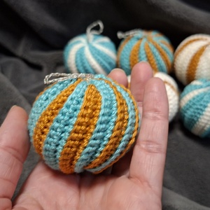 Horgolt karácsonyi gömbök - karácsony - karácsonyi lakásdekoráció - karácsonyfa szoknya, karácsonyfa alátét - Meska.hu