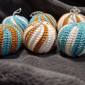 Horgolt karácsonyi gömbök - karácsony - karácsonyi lakásdekoráció - karácsonyfa szoknya, karácsonyfa alátét - Meska.hu