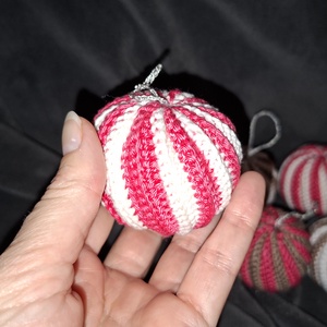 Kézzel horgolt karácsonyi gömb - karácsony - karácsonyi lakásdekoráció - karácsonyfadíszek - Meska.hu