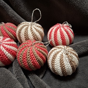 Kézzel horgolt karácsonyi gömb - karácsony - karácsonyi lakásdekoráció - karácsonyfadíszek - Meska.hu
