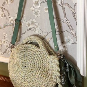 Kerek füles crossbody táska - táska & tok - kézitáska & válltáska - válltáska - Meska.hu