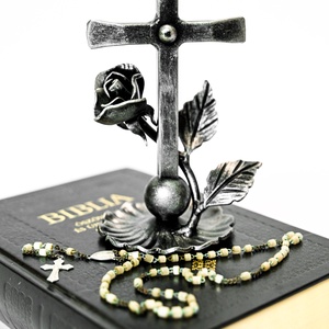 Rózsás feszület - ezüst - otthon & életmód - vallás - temetkezési tárgy - sírdísz, kegyeleti dísz - Meska.hu