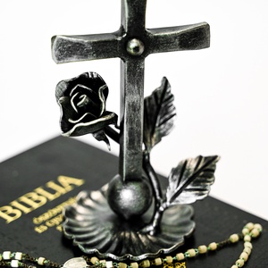 Rózsás feszület - ezüst - otthon & életmód - vallás - temetkezési tárgy - sírdísz, kegyeleti dísz - Meska.hu