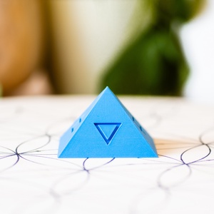 Harmonizáló piramis mini VÍZ - 4 őselem piramis mini VÍZ, Otthon & Életmód, Dekoráció, Spiritualitás, Orgonit piramis, Mindenmás, MESKA